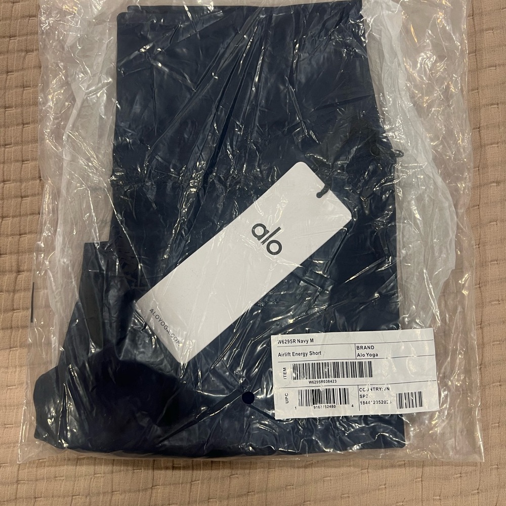 ALO Yoga Airlift Energy Short Navy Blue New In Bag - Picture 3 of 3
